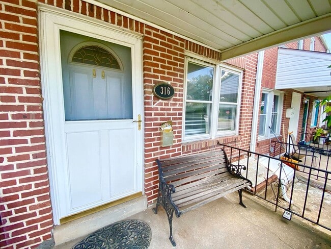 Building Photo - Updated 2-Bedroom Bayview Home - Walk to H...