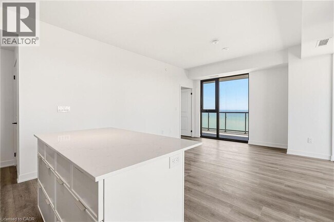 Photo du bâtiment - 2075 Lakeshore Rd.
