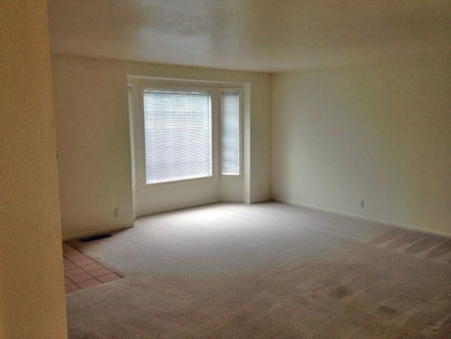 Building Photo - Nice Moon Mountain duplex with 2 Full bath...