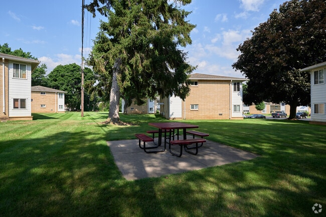Picnic area - North Glen Apartments