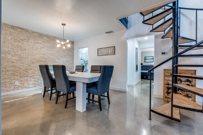 Comedor - 9711 Smokefeather Ln