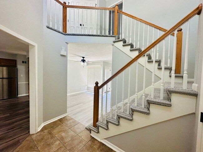 Foto del edificio - {10709}  Spacious Overland Park Duplex + T...