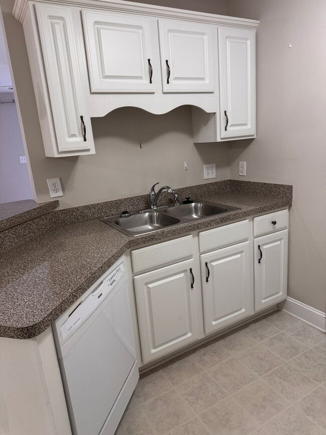 Building Photo - 3 Bedroom || 2 Bathroom Main Level Apartme...