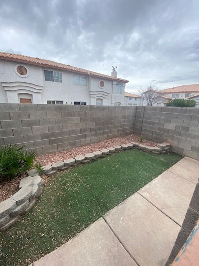 Building Photo - Cozy 3 Bedroom Summerlin Townhome for Rent!