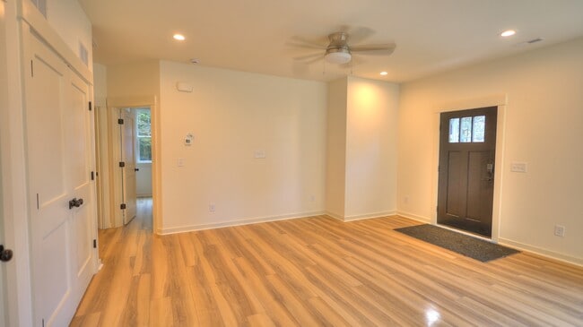 Foto del edificio - 345 W Stewart Ave