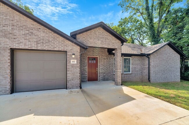 Building Photo - Like New 3-bedroom 2.5 bath Duplex in Gent...