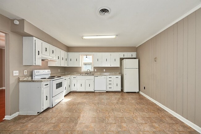 Building Photo - Coming Soon: 2BR, 1 BA duplex in Greenbrier (upstairs/ main floor unit)