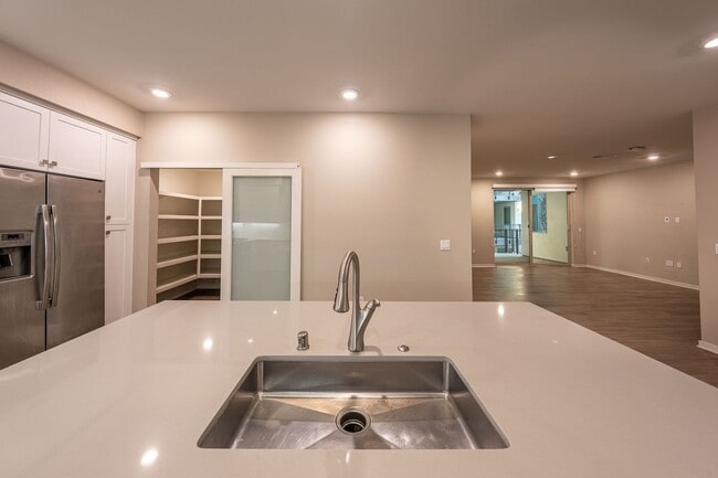 Building Photo - 195 Bowery