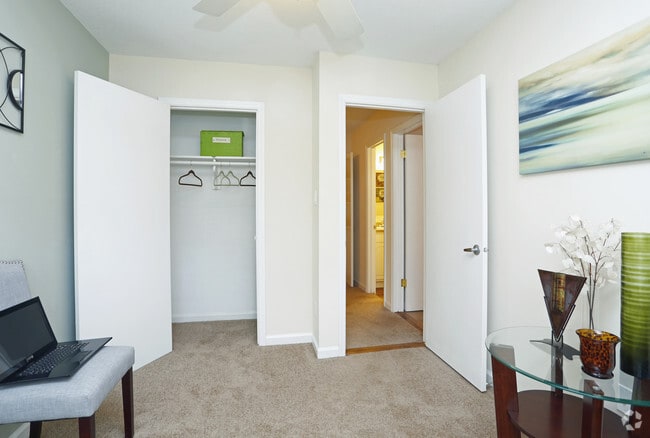 3BR, 2.5BA - 1500sf Cypress- Bedroom - 501 Towns-Lexington Street Apartments