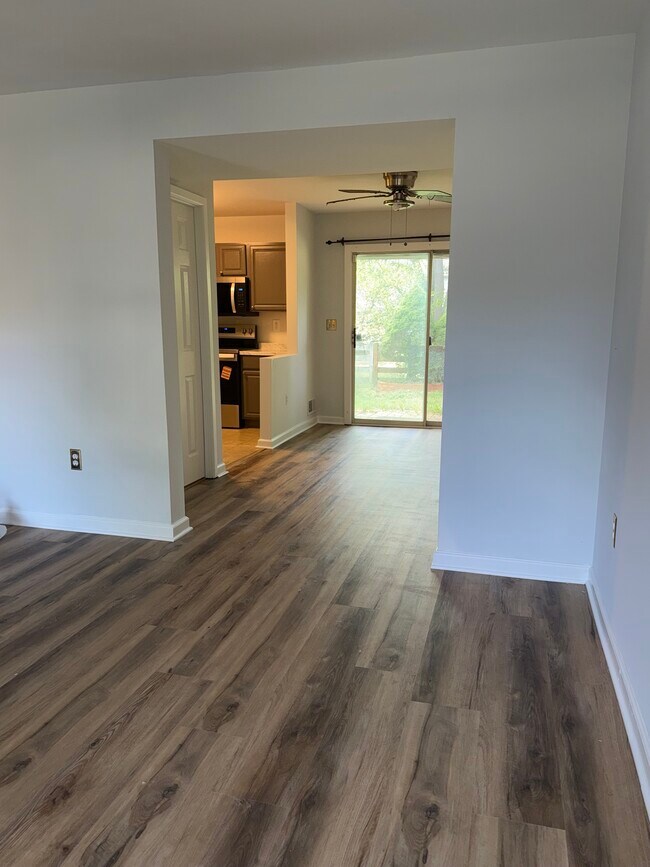 Sala de estar convertida en comedor - 4 Doncaster Ct