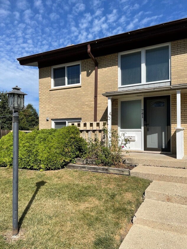 Primary Photo - 739 Hibbard Rd
