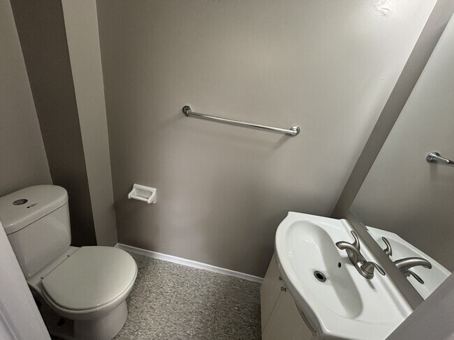 Building Photo - 457 Albert St