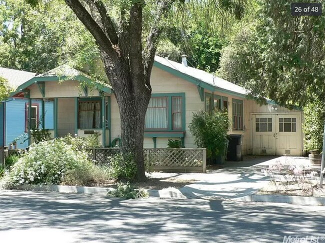 Foto del edificio - Adorable downtown Bungalow with basement
