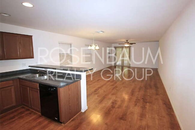Foto del edificio - Beautiful 3-beds, 2-baths home in the Broa...