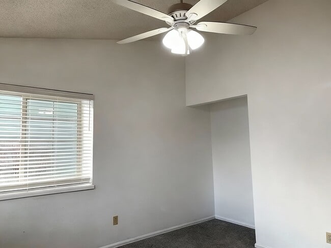 Building Photo - Cozy 2 bedroom Townhouse in Cheyenne Mountain with VIEWS of mountains