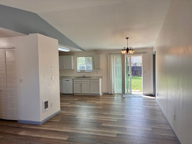 Foto del edificio - Charming 3-Bedroom Single-Level Home with Spacious Yard!