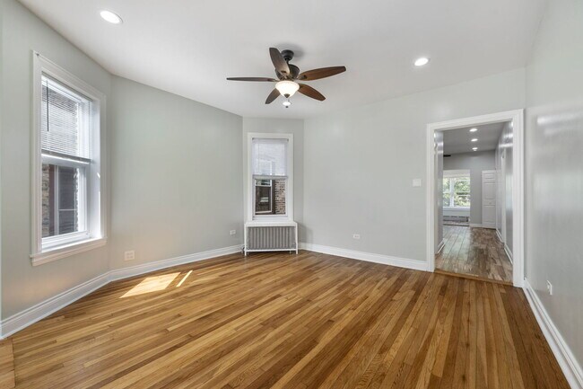 Foto del edificio - 2324 N Harding Ave