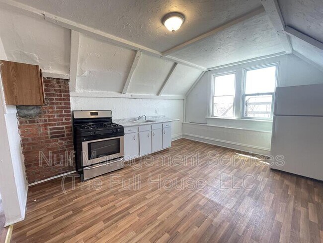 Building Photo - 2314 Woodstock Ave