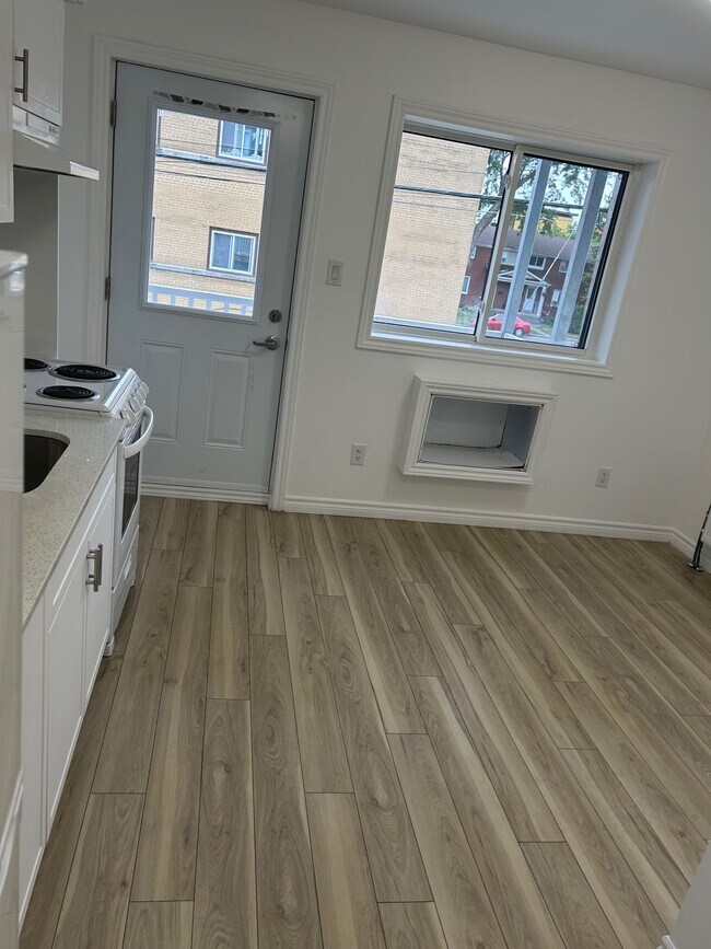 Building Photo - 630 Cummings Ave