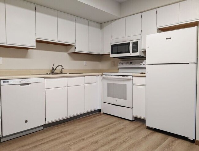 Building Photo - $975 | 2 Bedroom, 1 Bathroom Condo | Pet F...