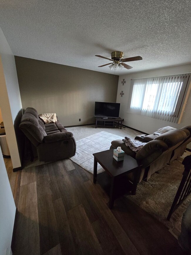 Building Photo - 2 Bedroom, 1.5 Bathroom Partially furnishe...