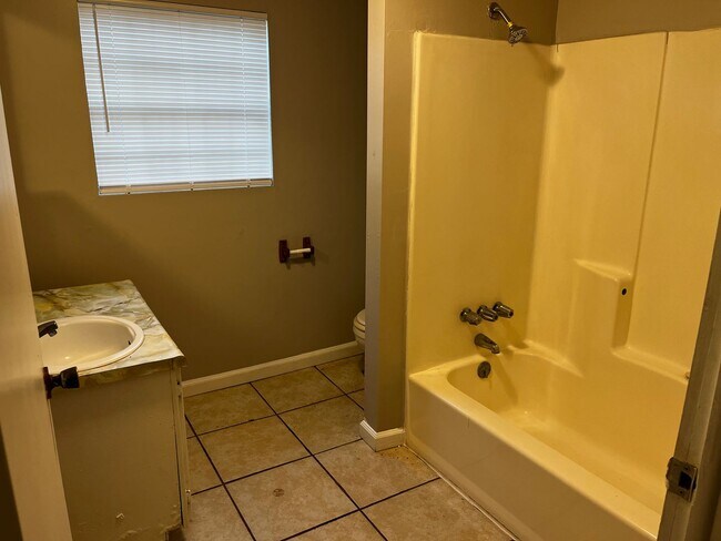 Foto del edificio - 1BD/1B Duplex Close to VSU!