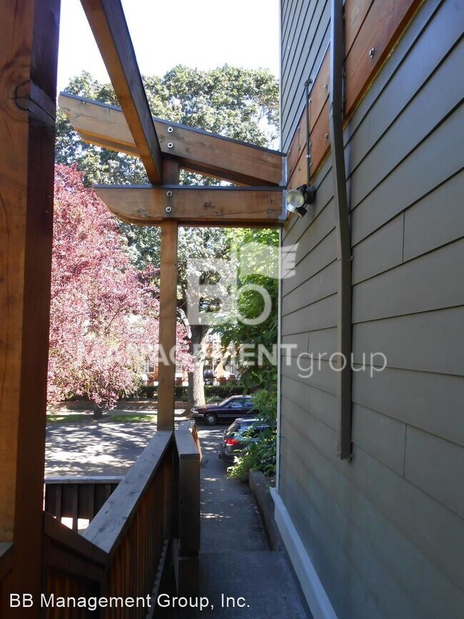 Building Photo - 2 br, 1 bath House - 222 NE Fremont Street