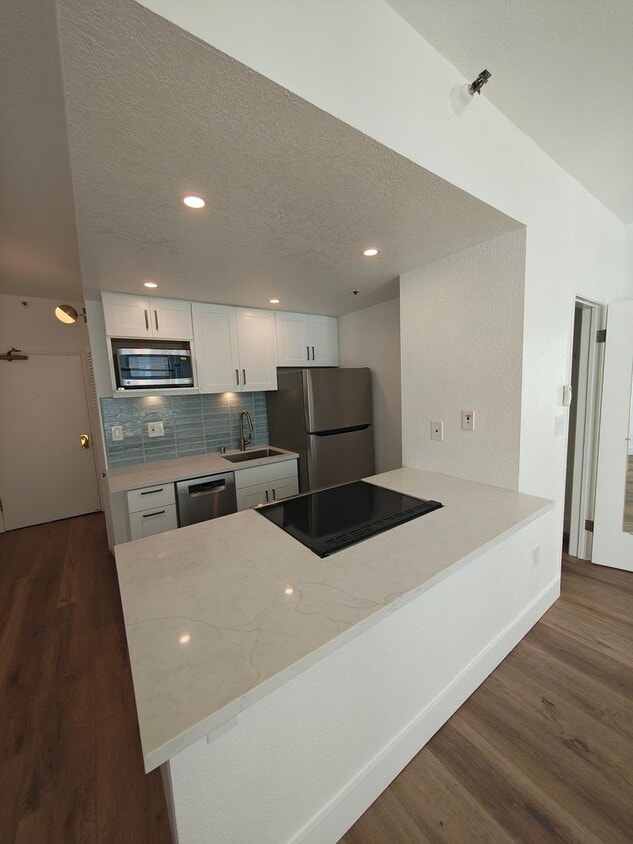 AMSI - Spacious 8th Floor Studio at the Baycrest Towers, Parking Included! - AMSI - Spacious 8th Floor Studio at the Baycrest Towers, Parking Included!