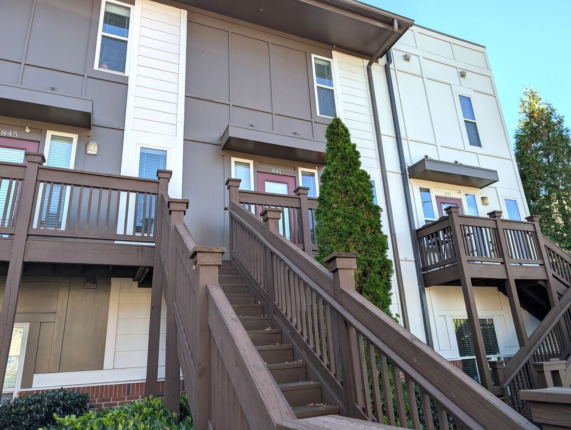 Foto principal - Beautiful, 3 bed, 2 bath Townhome Located ...