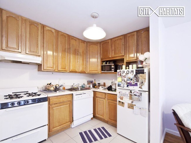 Foto del edificio - 422 E 10th St