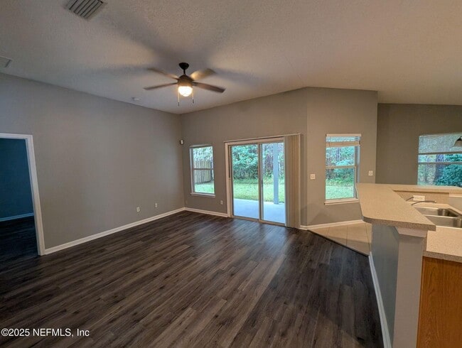 Building Photo - 712 N Edenbridge Way