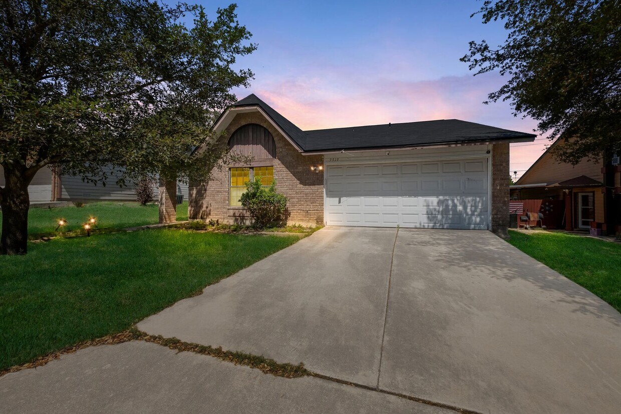 Foto principal - 9919 Fortune Ridge Dr