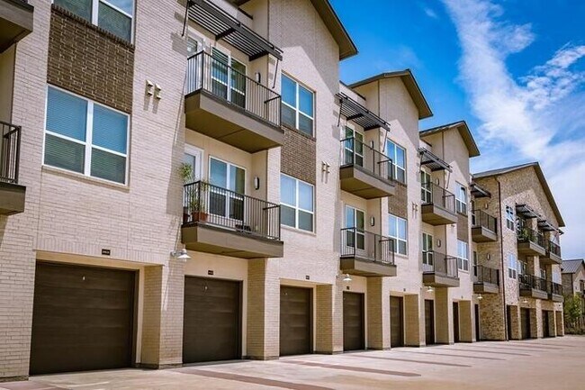 Foto del edificio - 11700 Luna Rd