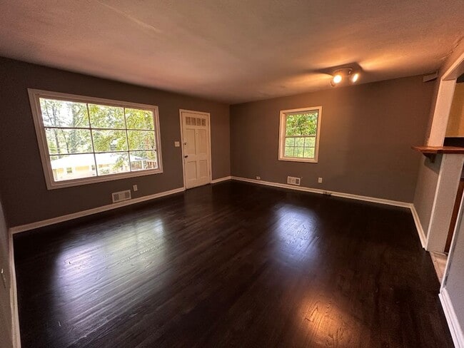 Building Photo - 4 bed and 2 bath in Decatur!