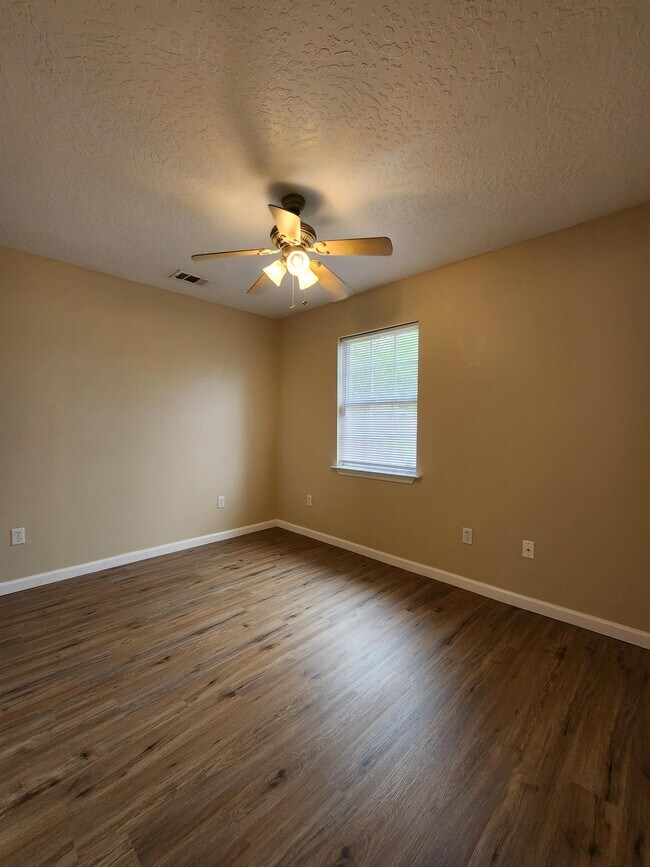 Foto del edificio - 8193 Redstone Dr