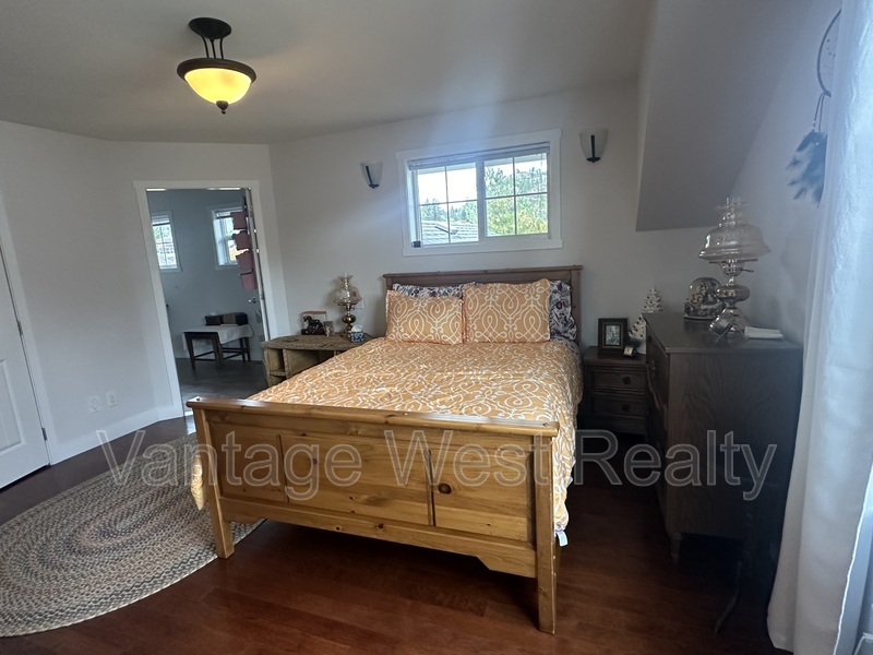 Primary Photo - 1376-1376 Glenview Ave