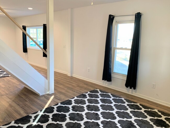 Building Photo - 2 Bed 1 Bath with Attached Garage