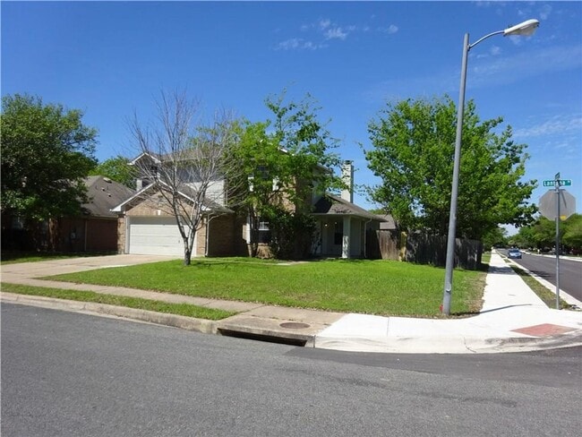 Building Photo - Grand 3 Bedroom 2.5 Bath Home On Larger Corner Lot