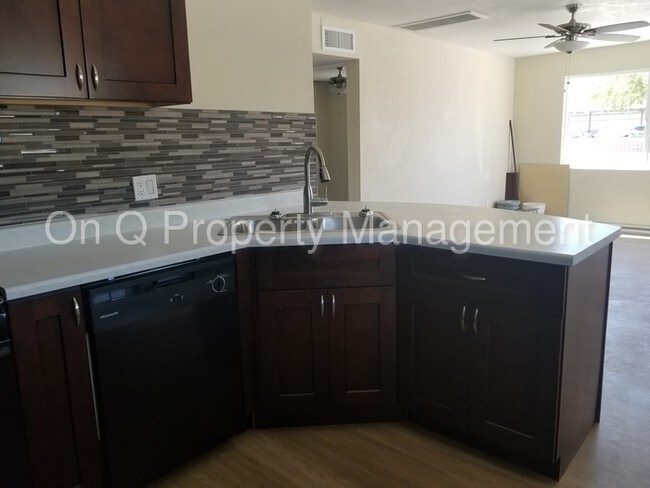 Building Photo - Ready for move in! Must See!