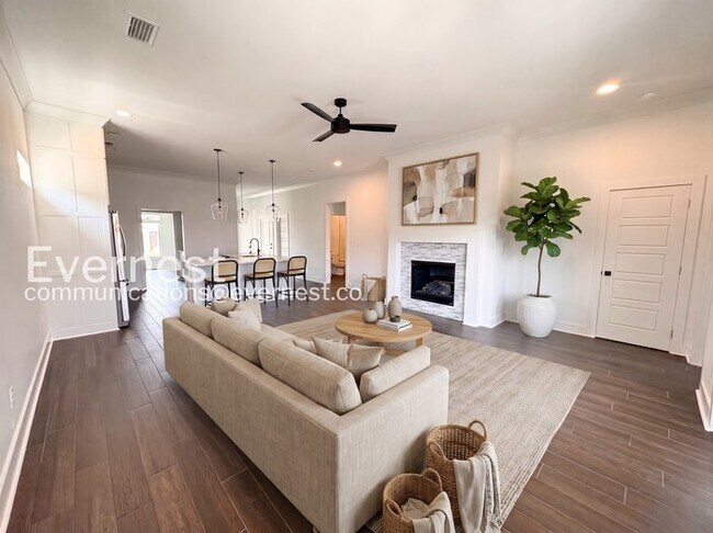 Foto del edificio - 3 Bed, 2 Bath Home with Fenced Yard & Garage / Available Now!