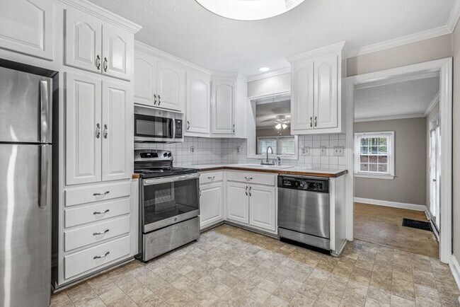 Foto del edificio - McLeansville - Minutes from Elon & Greensboro! Brick Duplex on a few Acres, Den, SS Appliances, F...