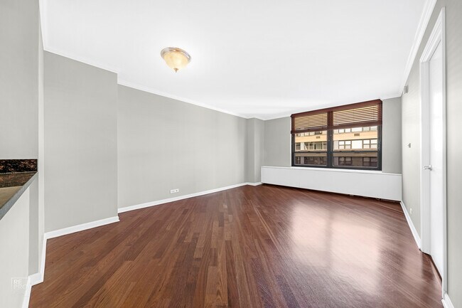 Building Photo - 222 E Pearson St