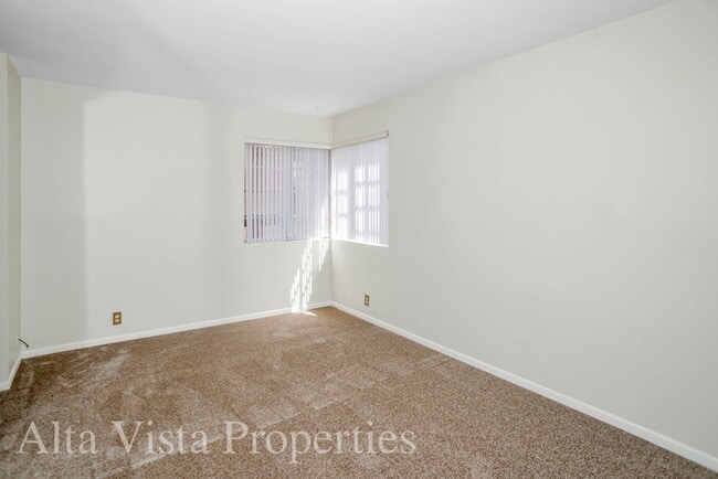 Building Photo - Villa La Jolla Dr 8840-204