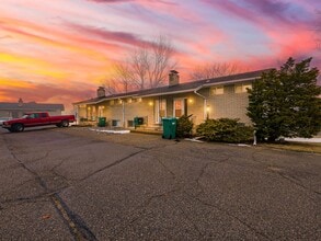 Building Photo - 151 Huronview Ct