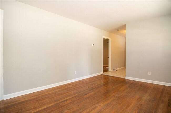 Building Photo - Beautifully Renovated 2bd/1ba on Quiet Str...