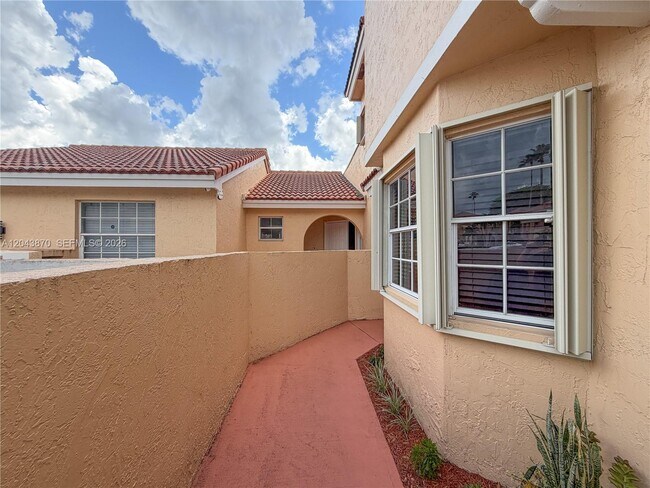 Building Photo - 11415 Lakeview Dr