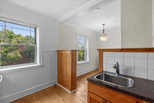 Foto del edificio - Large One Bedroom in Andersonville