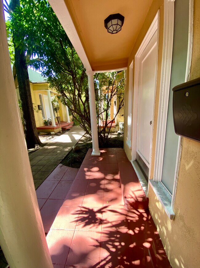 Foto del edificio - 7284 Fountain Ave