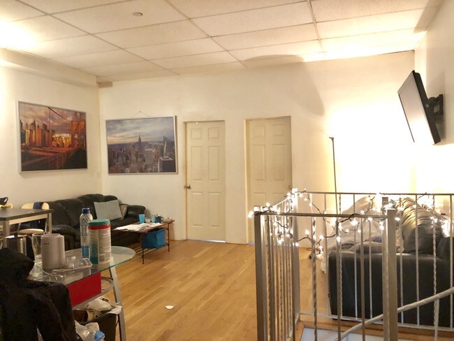 Building Photo - 26 Cook St