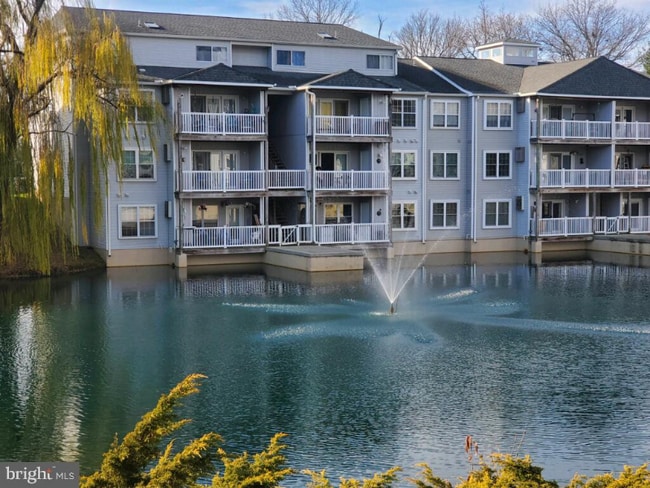 Building Photo - 2000 Waters Edge Dr